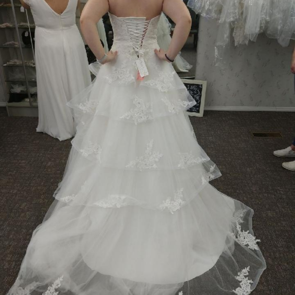 Wedding dress - Picture 2 of 3